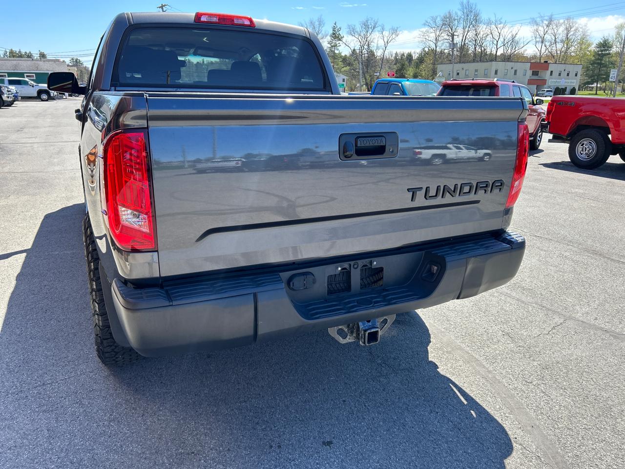Toyota Tundra 4WD Truck CrewMax 5.7L FFV V8 6-Spd AT SR5 (Natl) 2016