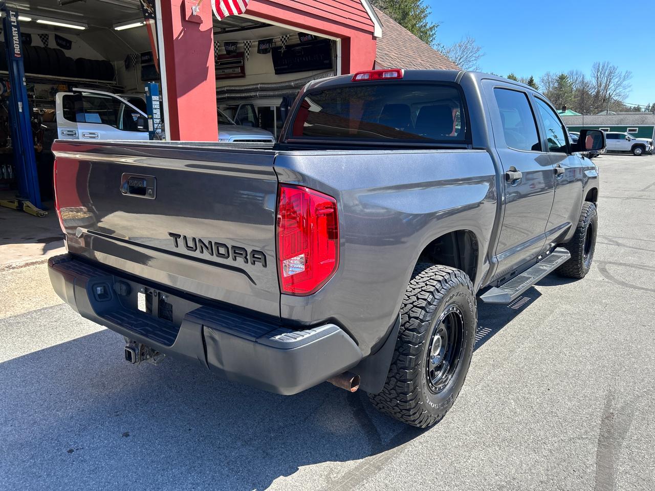 Toyota Tundra 4WD Truck CrewMax 5.7L FFV V8 6-Spd AT SR5 (Natl) 2016