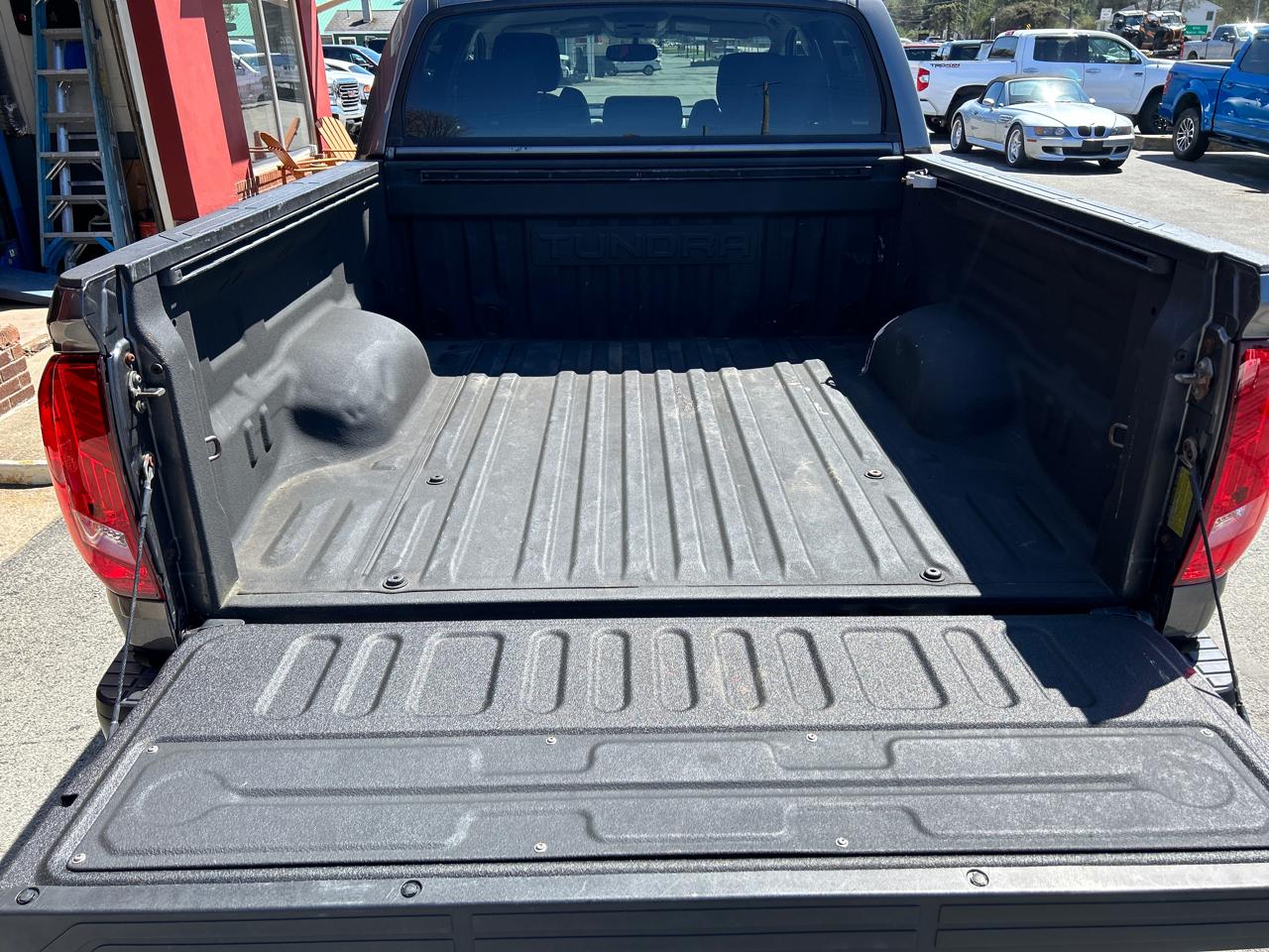 Toyota Tundra 4WD Truck CrewMax 5.7L FFV V8 6-Spd AT SR5 (Natl) 2016