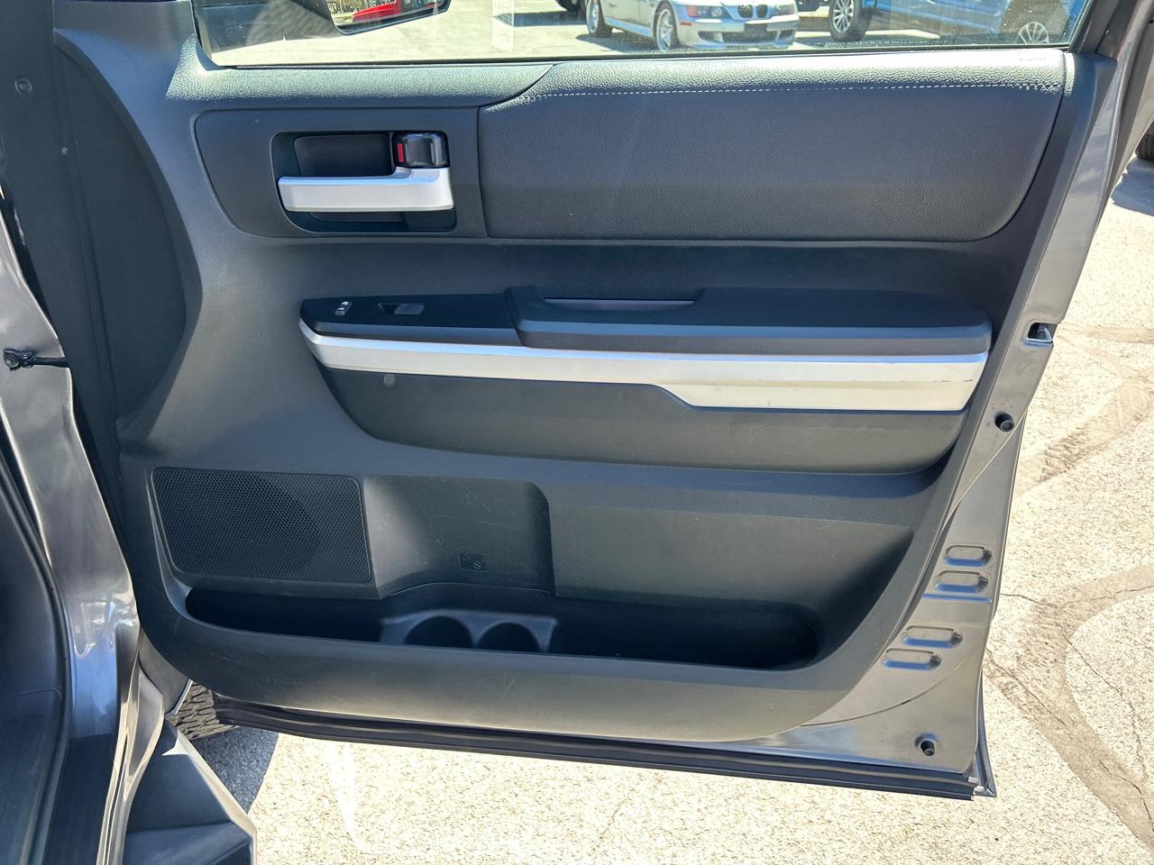 Toyota Tundra 4WD Truck CrewMax 5.7L FFV V8 6-Spd AT SR5 (Natl) 2016