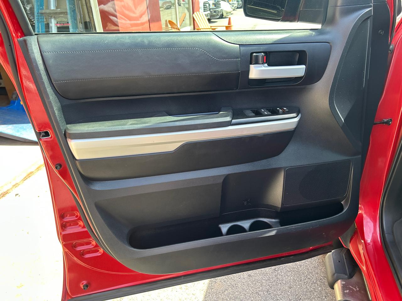Toyota Tundra 4WD Truck Dbl 5.7L V8 6-Spd AT LTD (Natl) 2016
