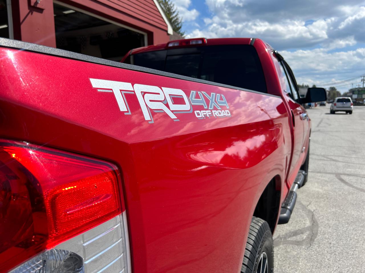 Toyota Tundra 4WD Truck Dbl 5.7L V8 6-Spd AT LTD (Natl) 2016