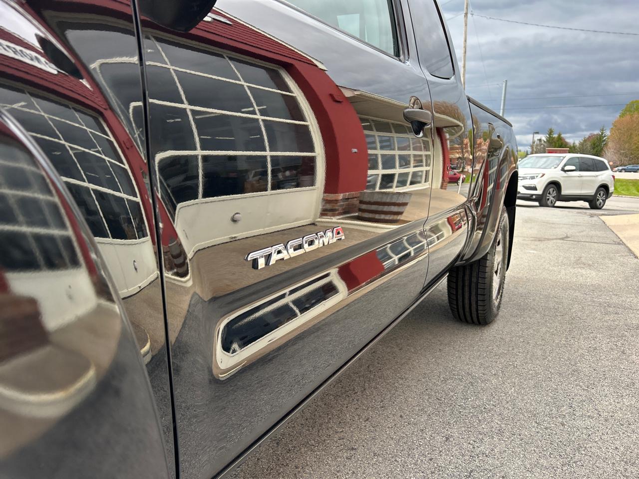 Toyota Tacoma 4WD Access Cab I4 MT (Natl) 2012