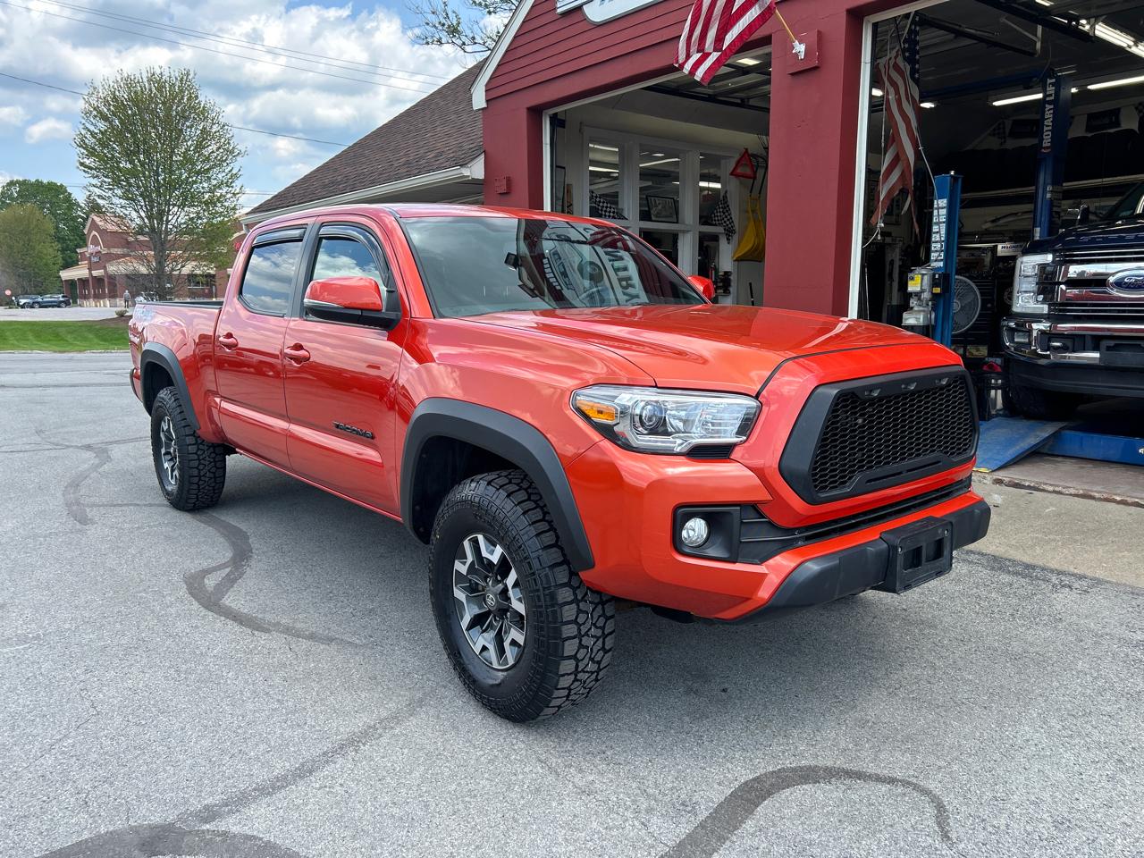 Toyota Tacoma 4WD Double Cab LB V6 AT TRD Off Road (Natl) 2017