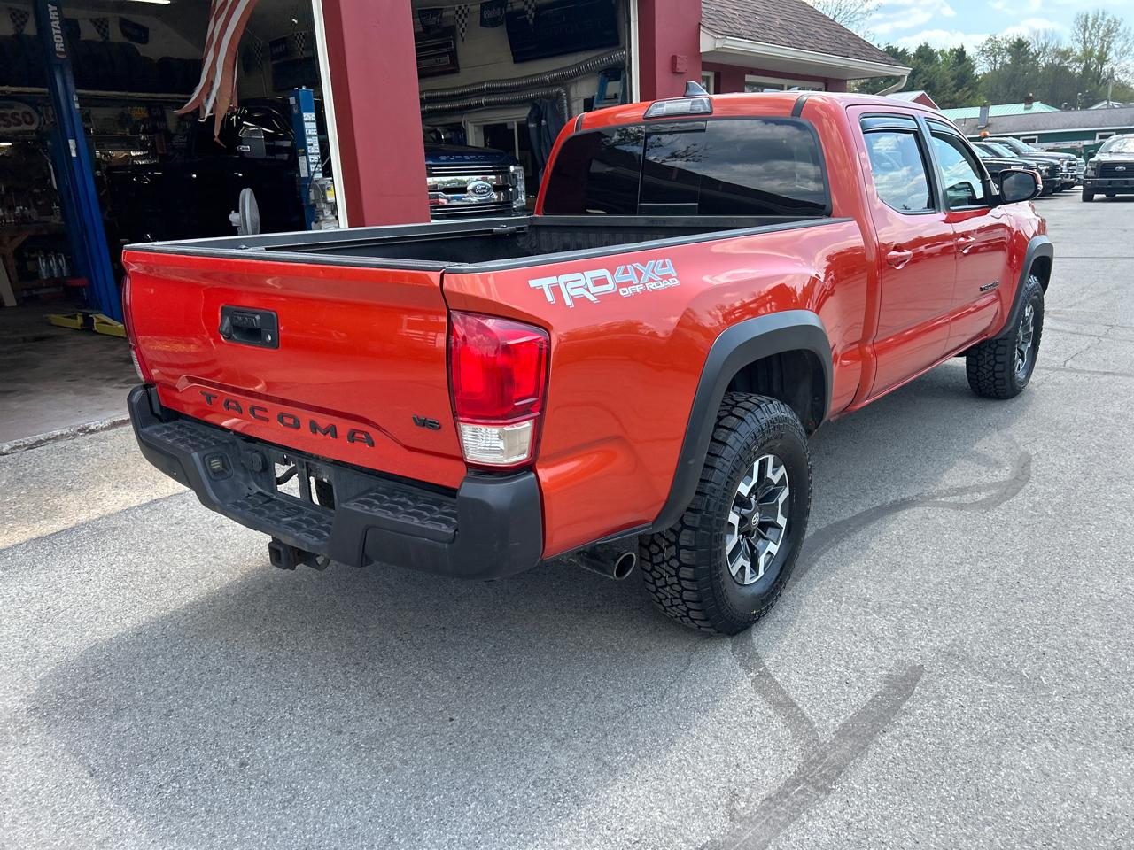 Toyota Tacoma 4WD Double Cab LB V6 AT TRD Off Road (Natl) 2017