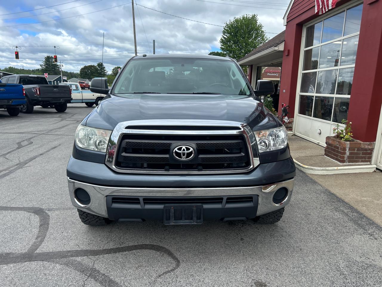Toyota Tundra 4WD Truck CrewMax 5.7L V8 6-Spd AT (Natl) 2010