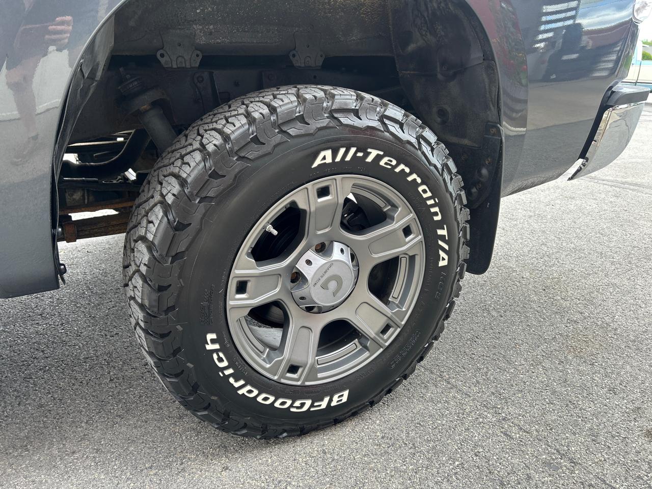 Toyota Tundra 4WD Truck CrewMax 5.7L V8 6-Spd AT (Natl) 2010