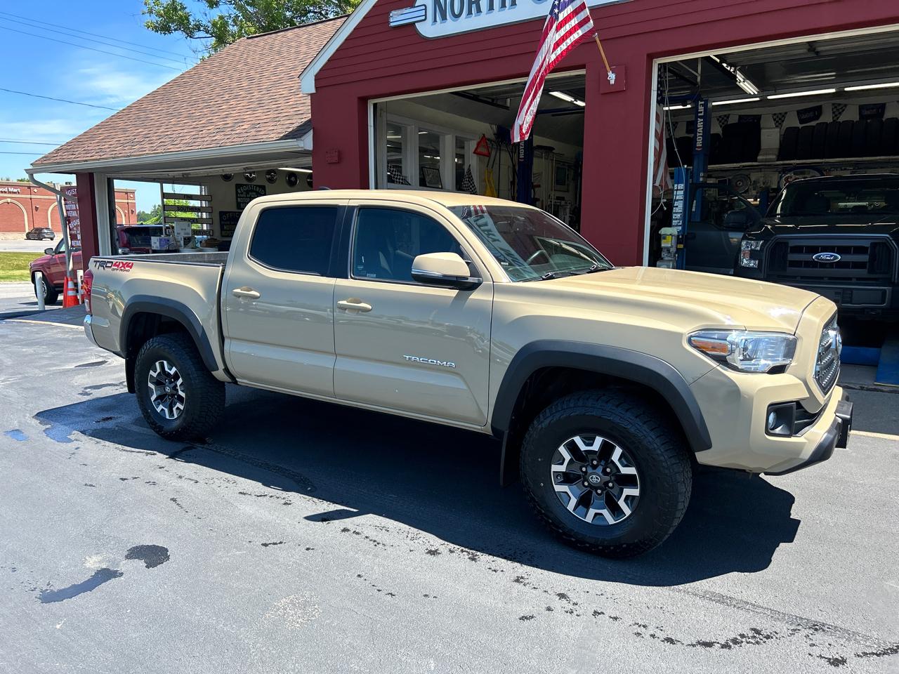 Toyota Tacoma 4WD Double Cab V6 AT TRD Off Road (Natl) 2017