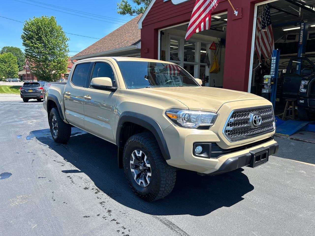 Toyota Tacoma 4WD Double Cab V6 AT TRD Off Road (Natl) 2017