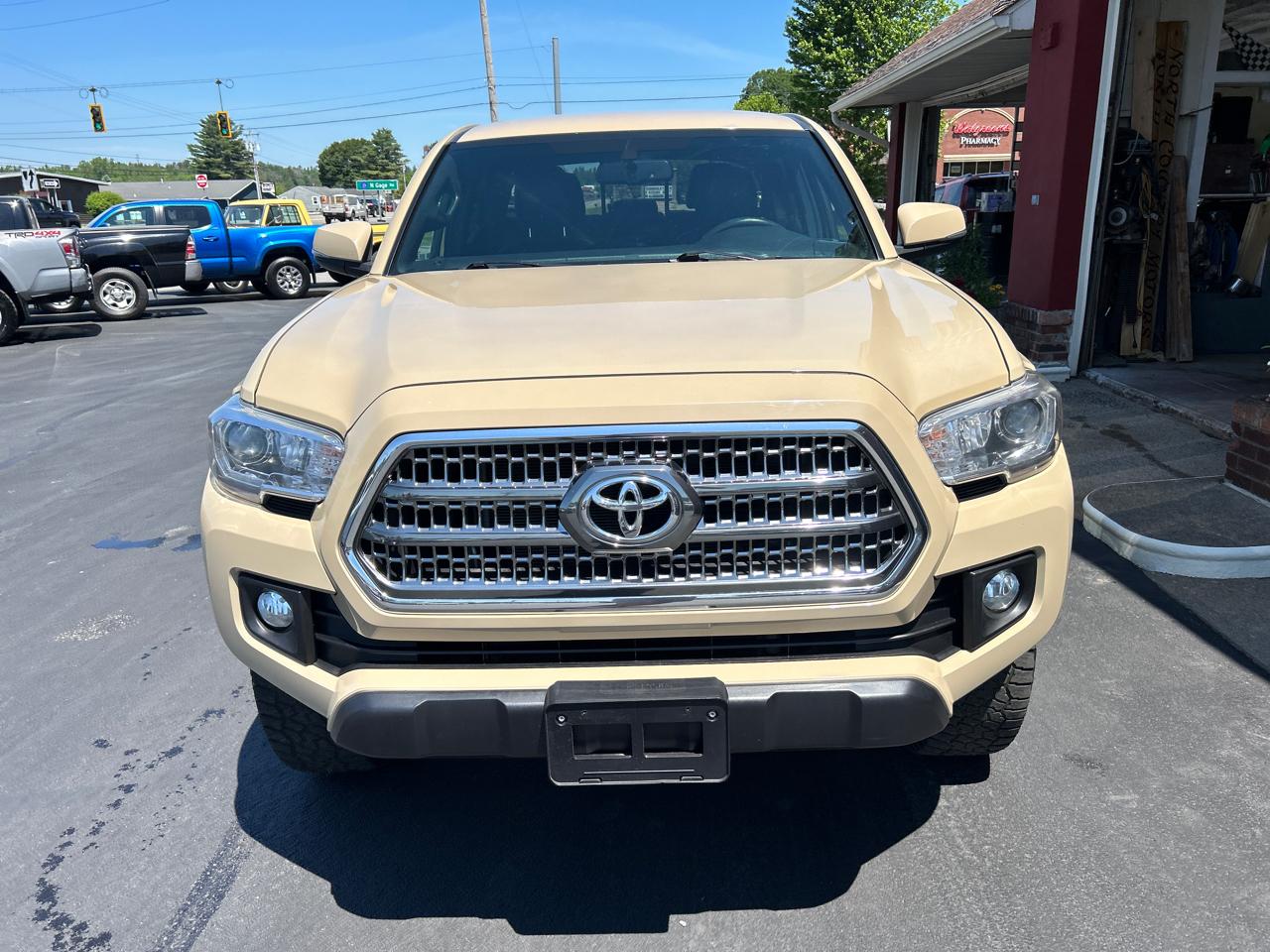 Toyota Tacoma 4WD Double Cab V6 AT TRD Off Road (Natl) 2017
