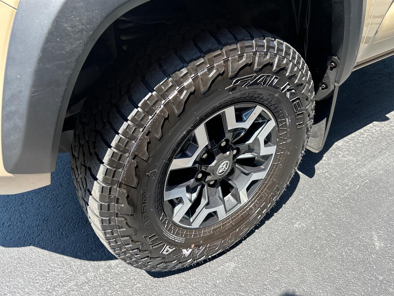 Toyota Tacoma 4WD Double Cab V6 AT TRD Off Road (Natl) 2017