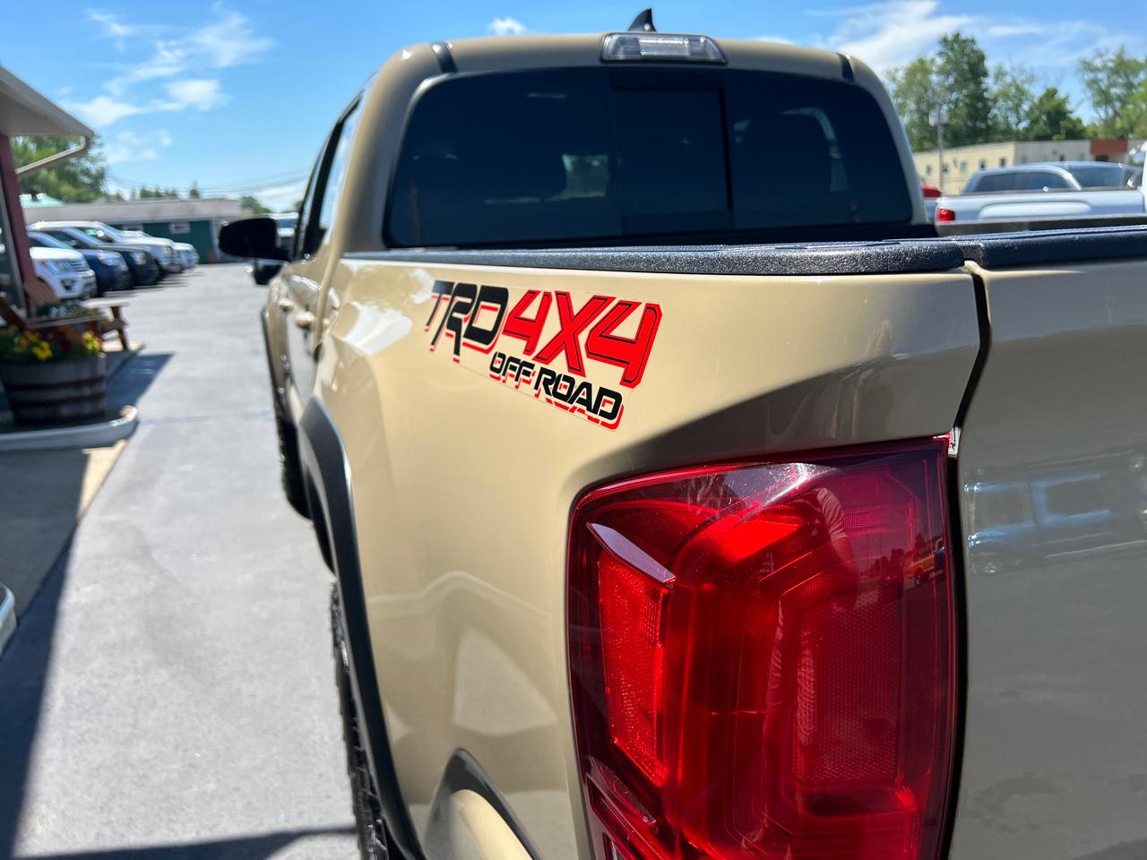 Toyota Tacoma 4WD Double Cab V6 AT TRD Off Road (Natl) 2017