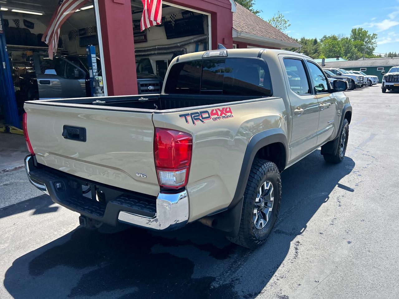 Toyota Tacoma 4WD Double Cab V6 AT TRD Off Road (Natl) 2017