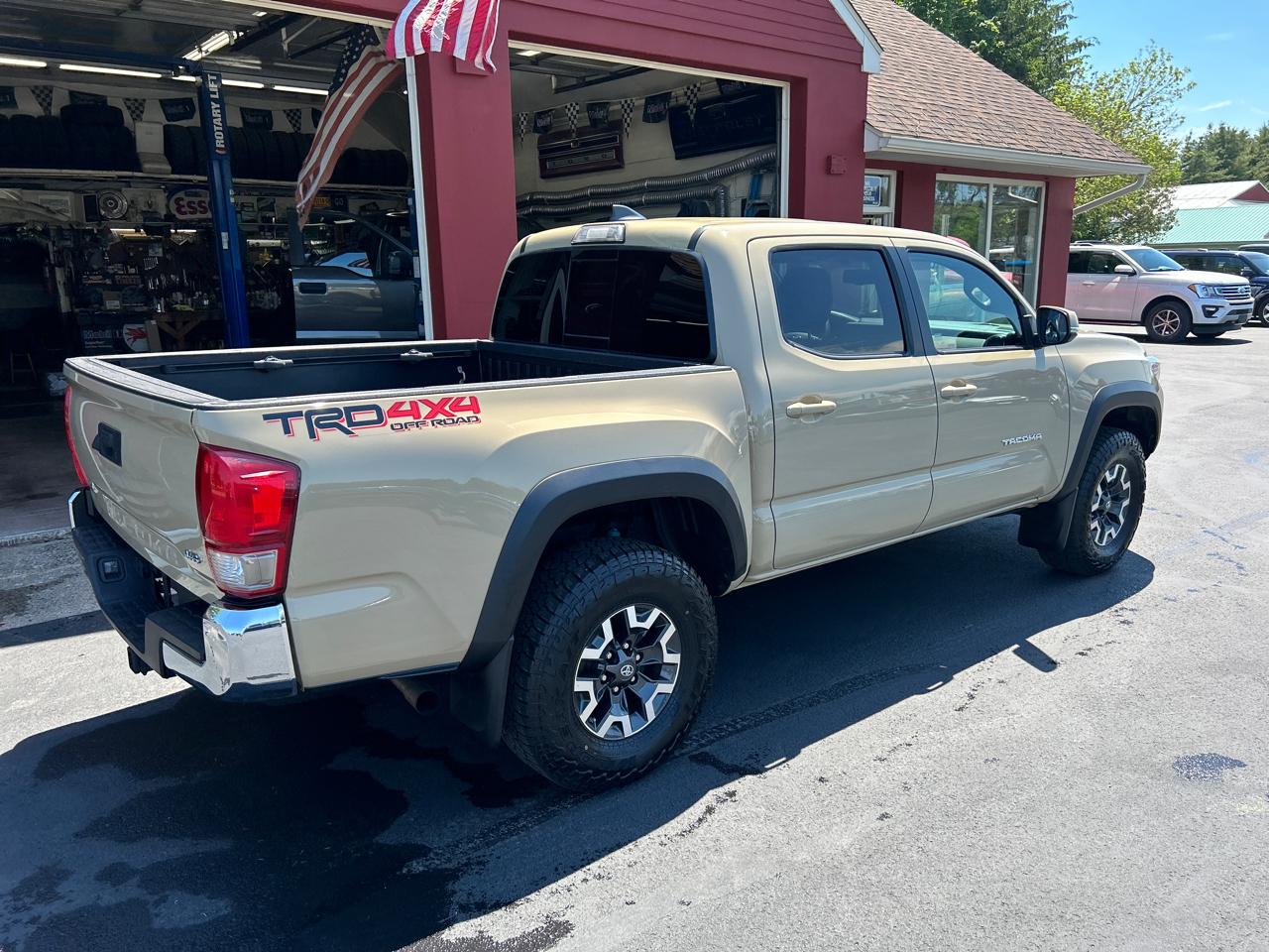 Toyota Tacoma 4WD Double Cab V6 AT TRD Off Road (Natl) 2017