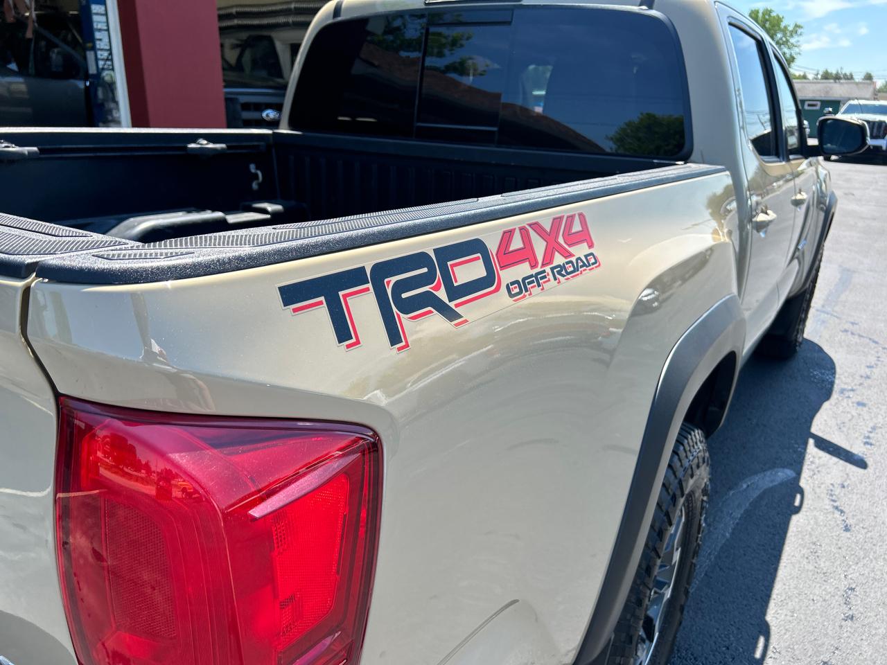 Toyota Tacoma 4WD Double Cab V6 AT TRD Off Road (Natl) 2017
