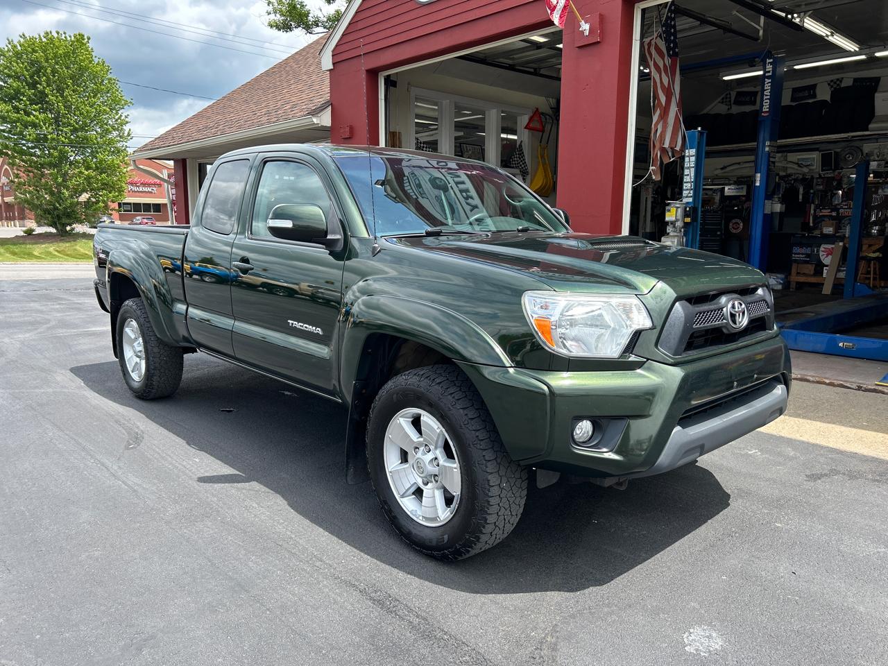 Toyota Tacoma 4WD Access Cab V6 MT (Natl) 2012