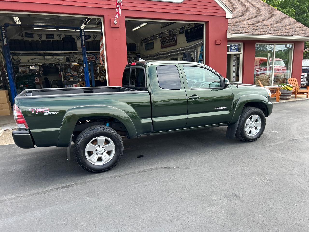 Toyota Tacoma 4WD Access Cab V6 MT (Natl) 2012