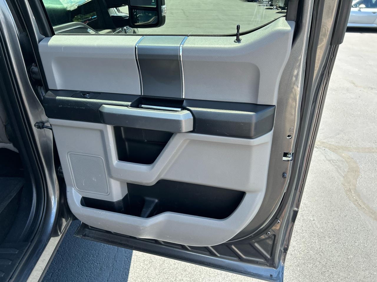 Ford F-150 4WD SuperCrew 150" XLT 2017