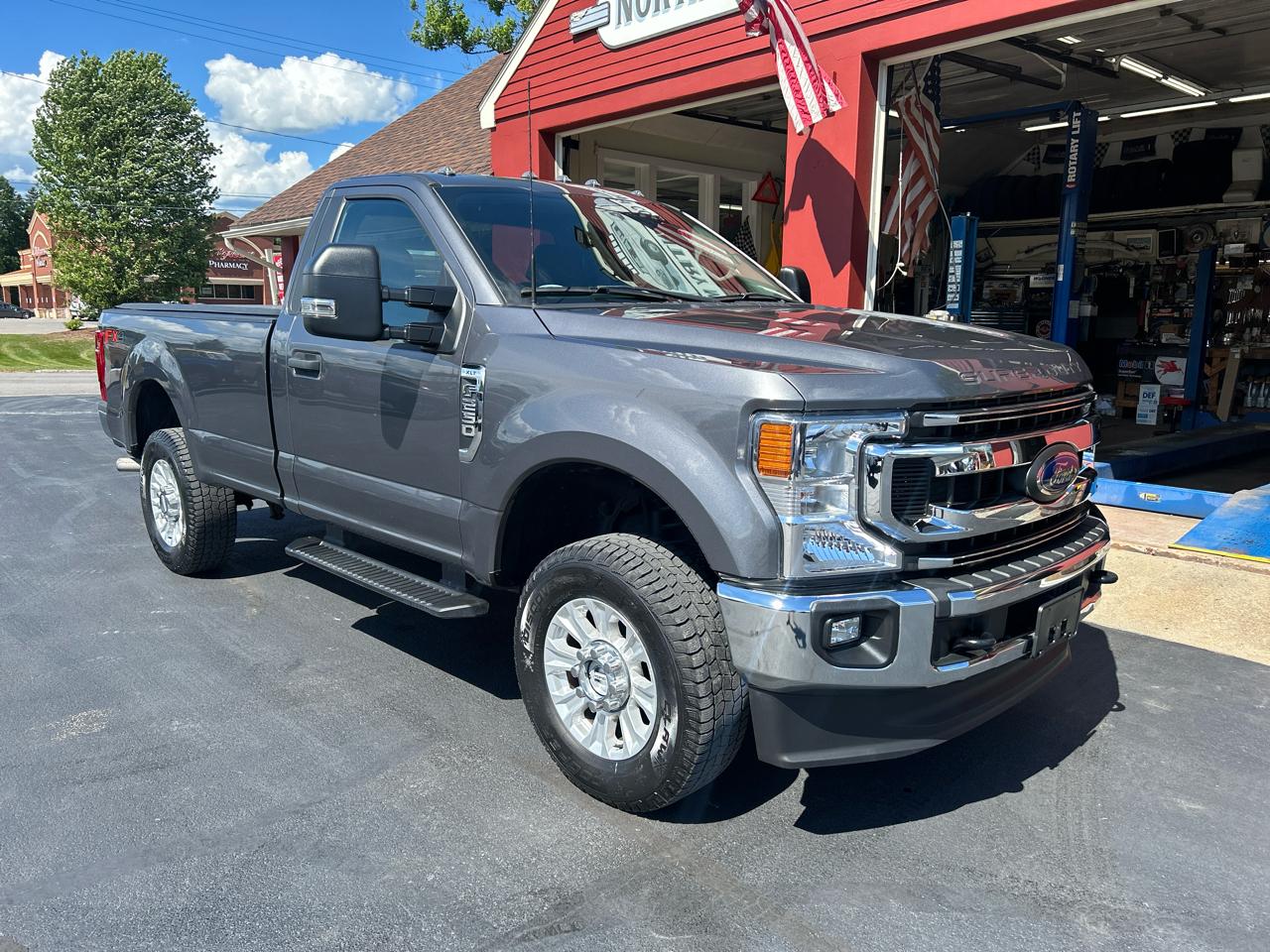 Ford Super Duty F-250 SRW XLT 4WD Reg Cab 8' Box 2022