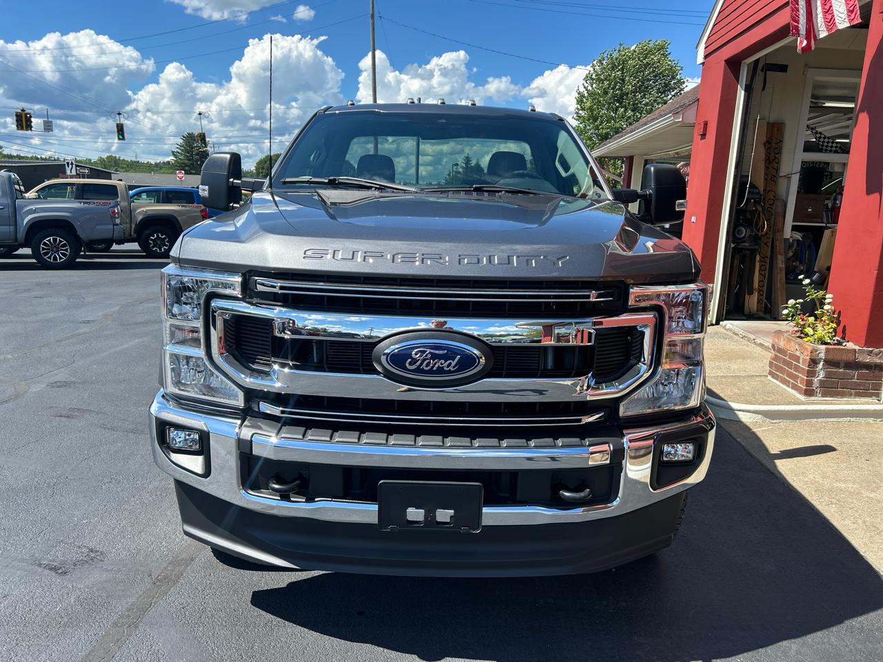 Ford Super Duty F-250 SRW XLT 4WD Reg Cab 8' Box 2022