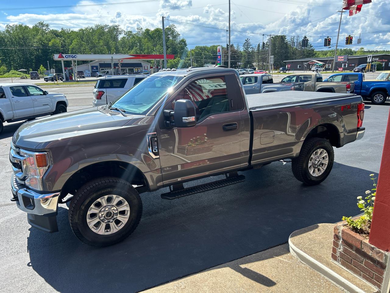 Ford Super Duty F-250 SRW XLT 4WD Reg Cab 8' Box 2022