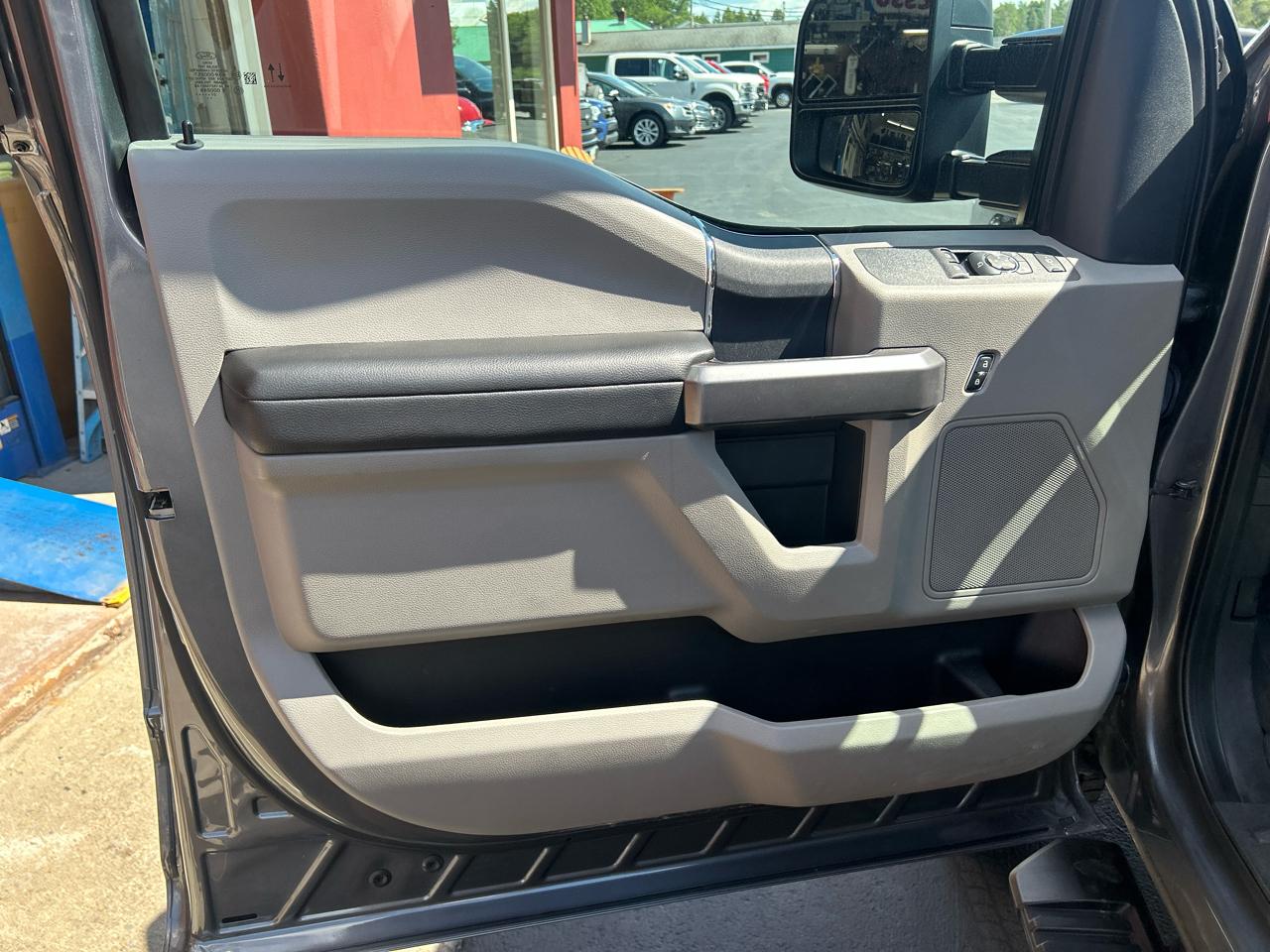 Ford Super Duty F-250 SRW XLT 4WD Reg Cab 8' Box 2022