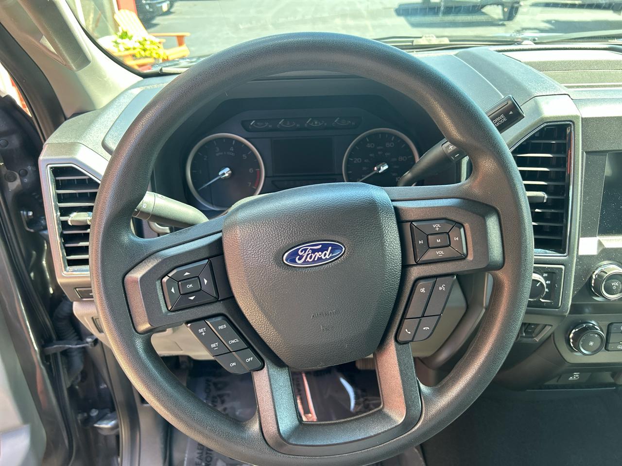 Ford Super Duty F-250 SRW XLT 4WD Reg Cab 8' Box 2022