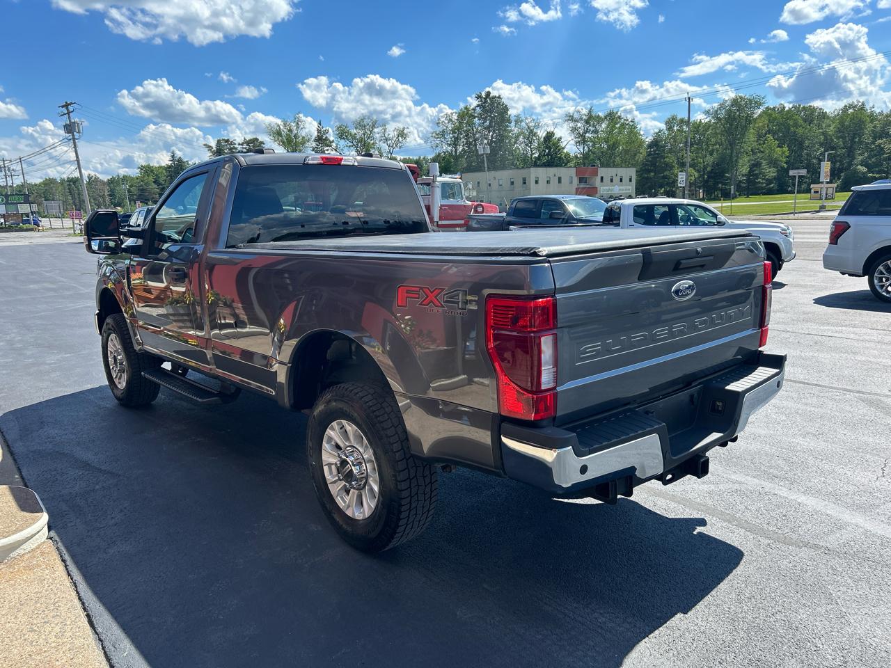 Ford Super Duty F-250 SRW XLT 4WD Reg Cab 8' Box 2022