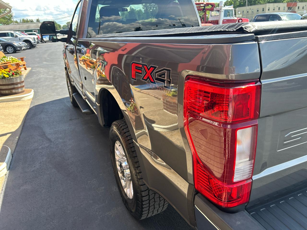 Ford Super Duty F-250 SRW XLT 4WD Reg Cab 8' Box 2022