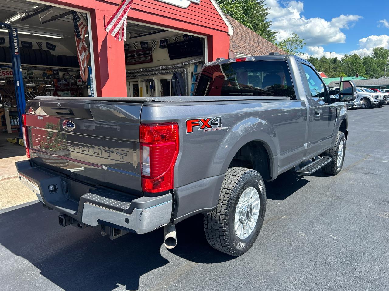 Ford Super Duty F-250 SRW XLT 4WD Reg Cab 8' Box 2022