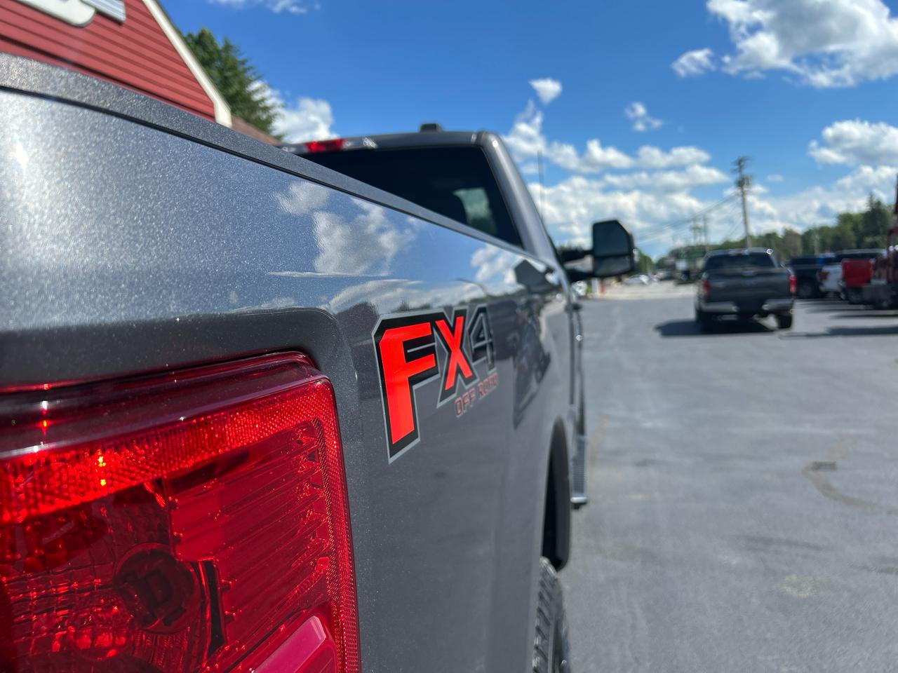 Ford Super Duty F-250 SRW XLT 4WD Reg Cab 8' Box 2022