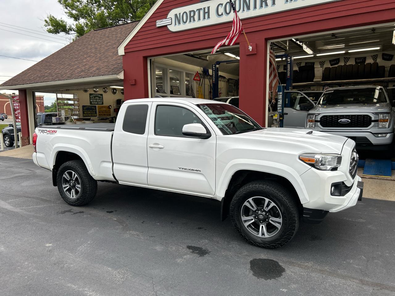 Toyota Tacoma 4WD Access Cab V6 AT TRD Sport (Natl) 2017
