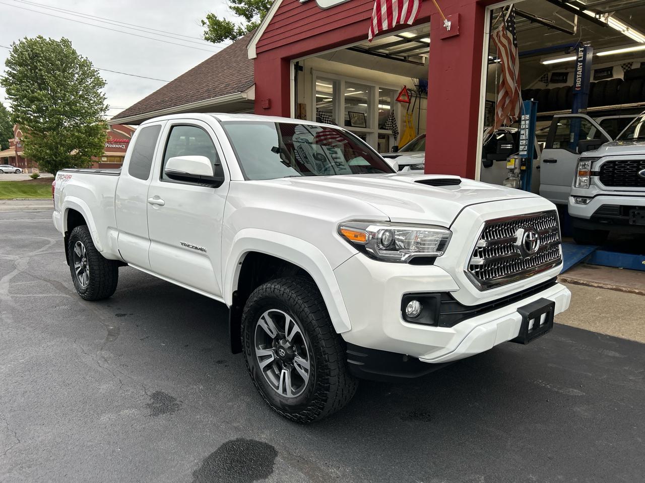 Toyota Tacoma 4WD Access Cab V6 AT TRD Sport (Natl) 2017