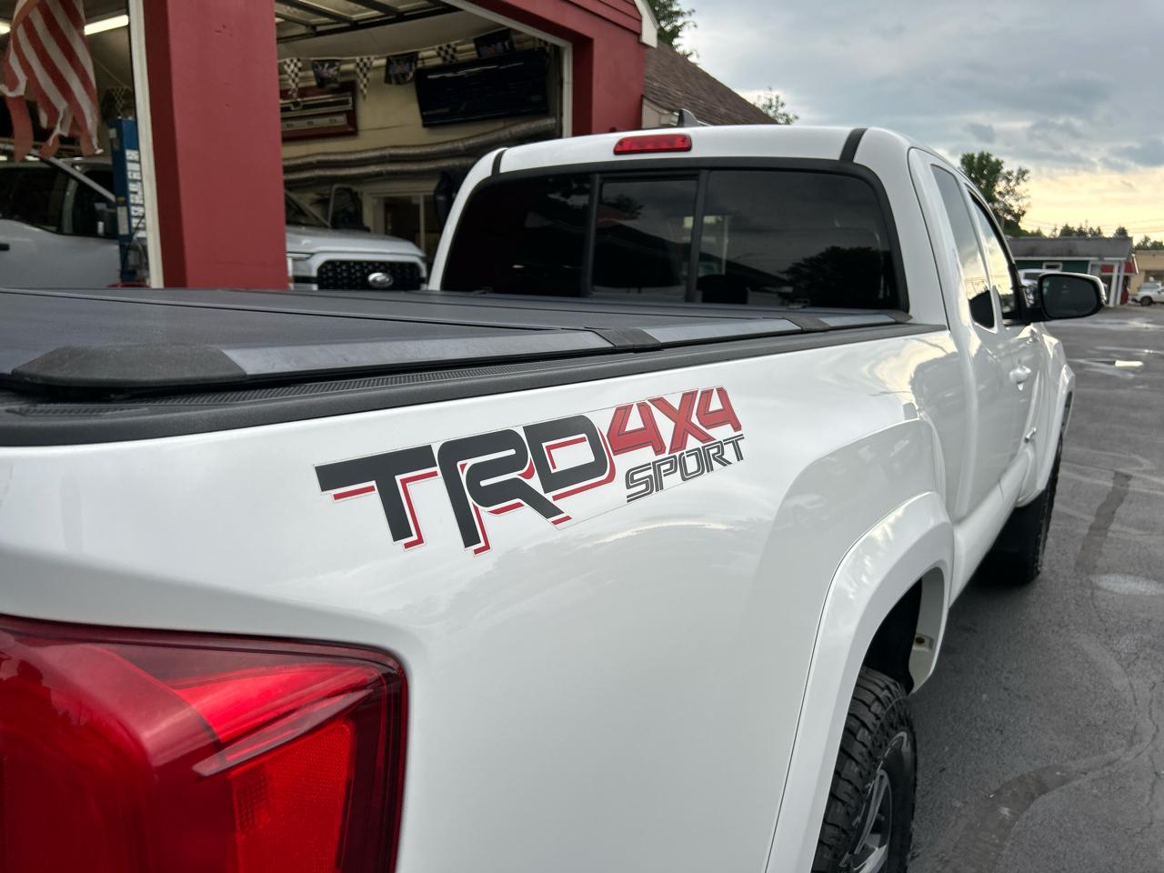 Toyota Tacoma 4WD Access Cab V6 AT TRD Sport (Natl) 2017