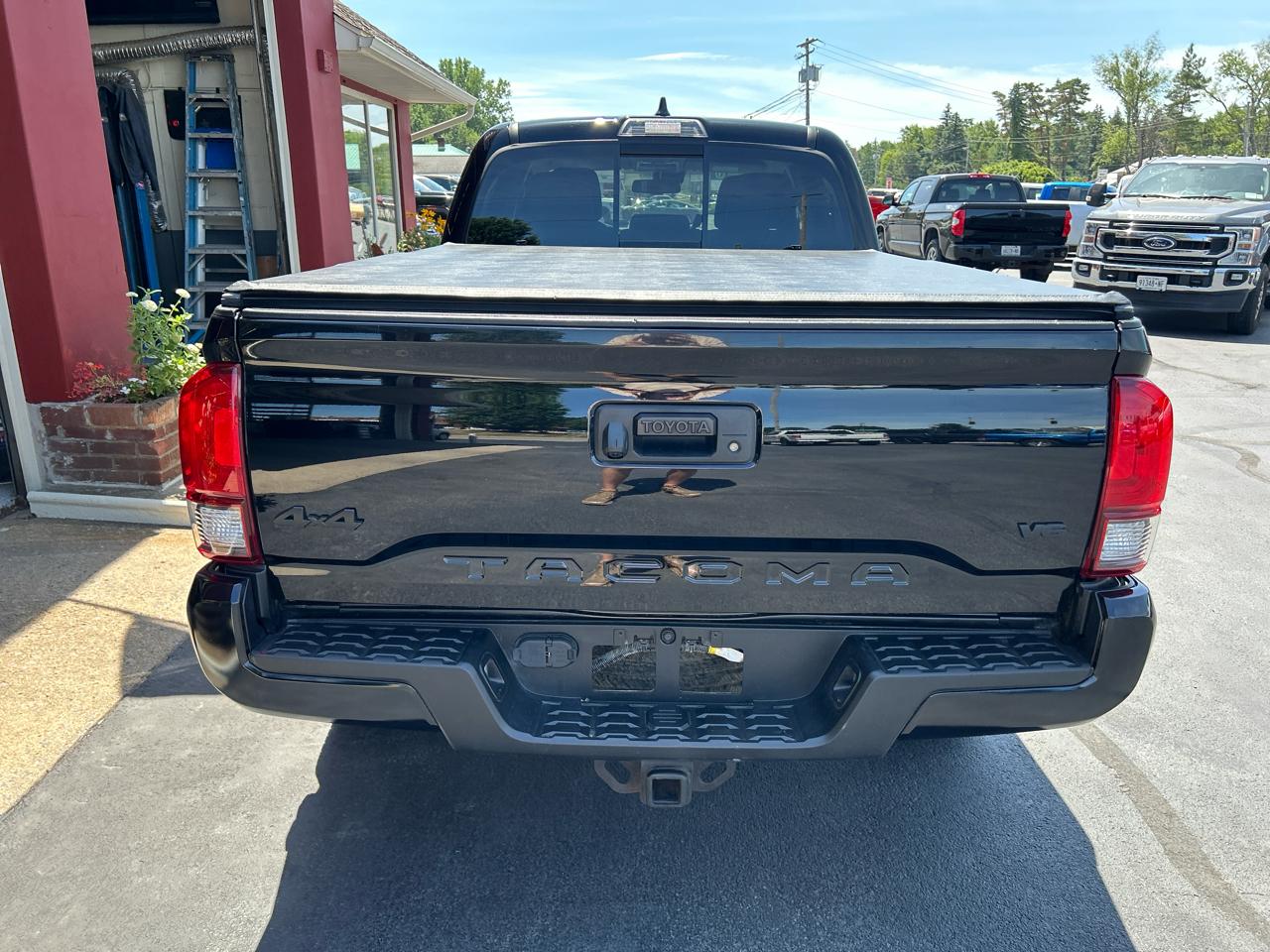 Toyota Tacoma 4WD SR5 Double Cab 6' Bed V6 AT (Natl) 2022