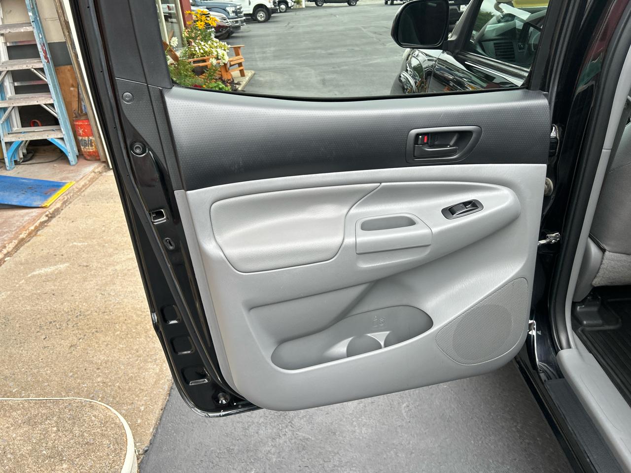 Toyota Tacoma 4WD Double Cab V6 AT (Natl) 2014