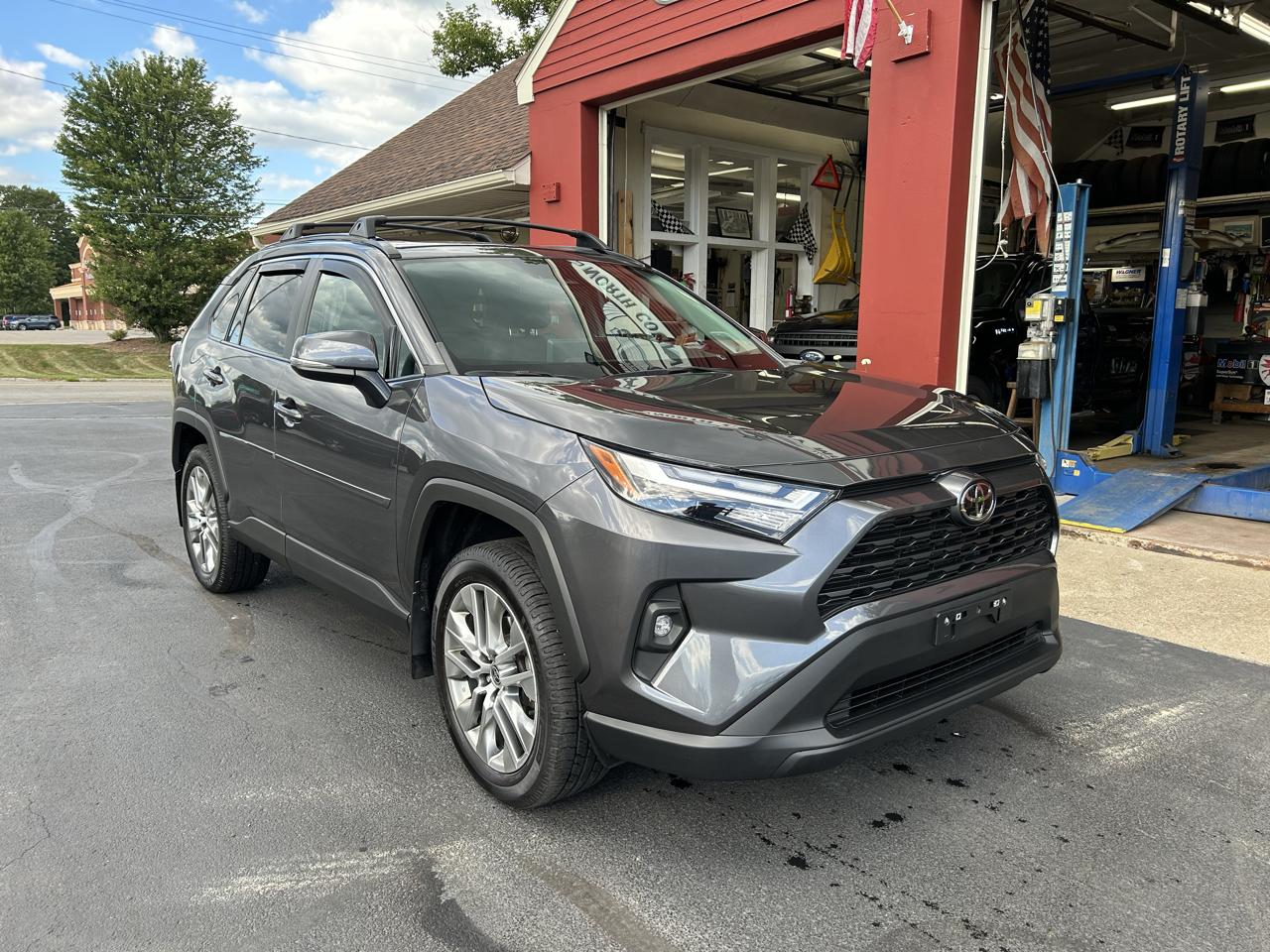 Toyota RAV4 XLE Premium AWD (Natl) 2023