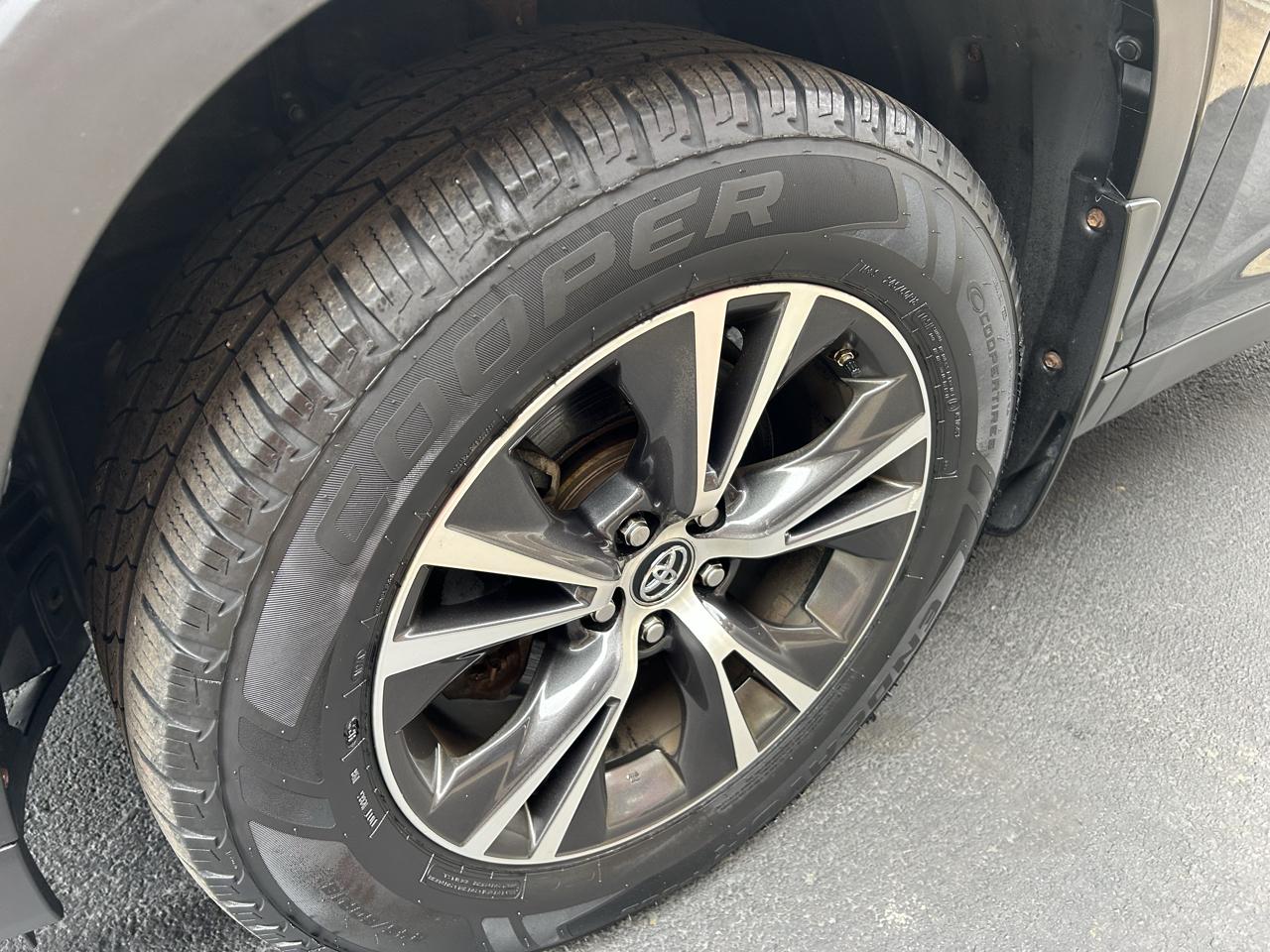 Toyota Highlander LE V6 AWD (Natl) 2019