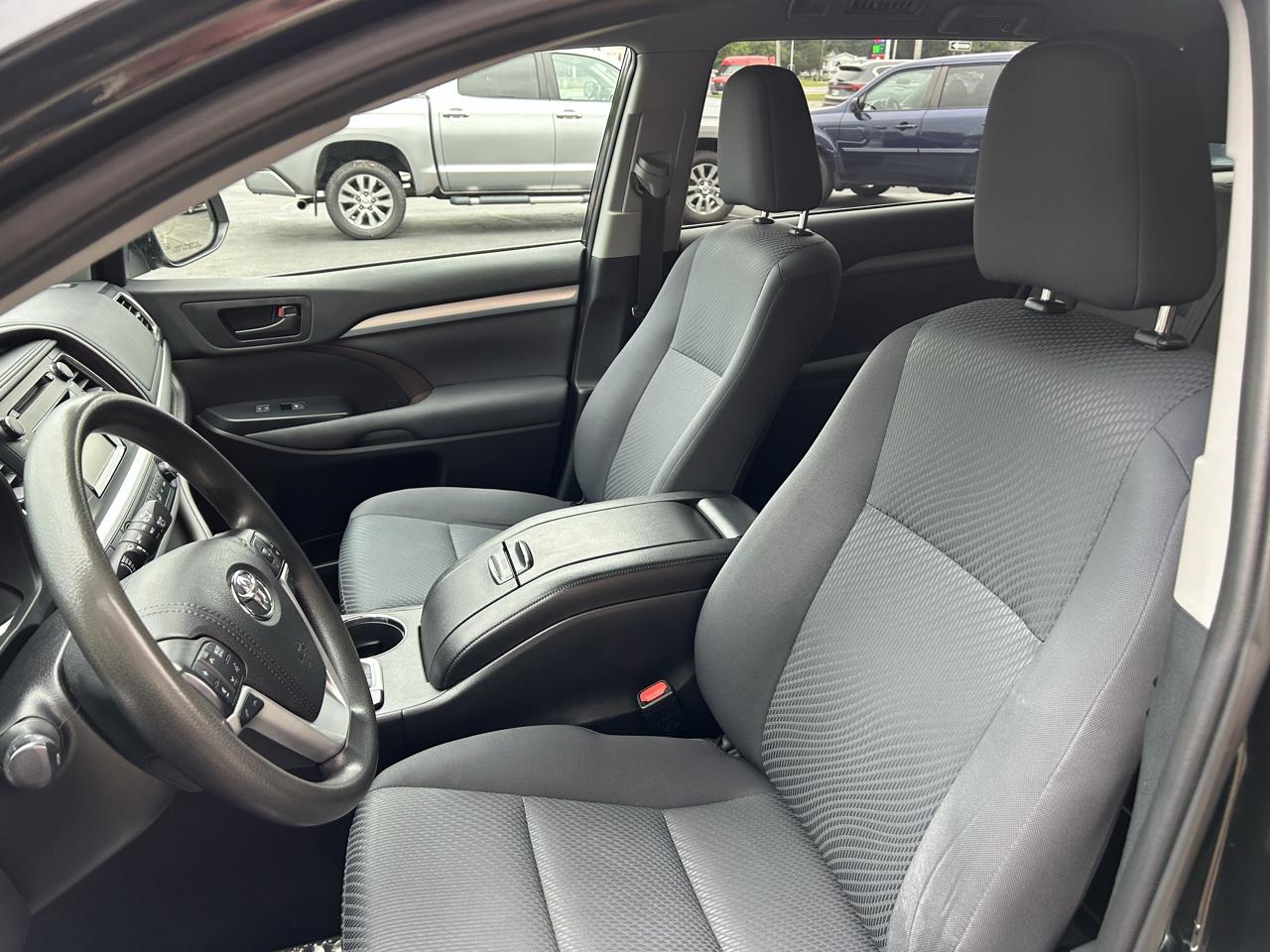 Toyota Highlander LE V6 AWD (Natl) 2019