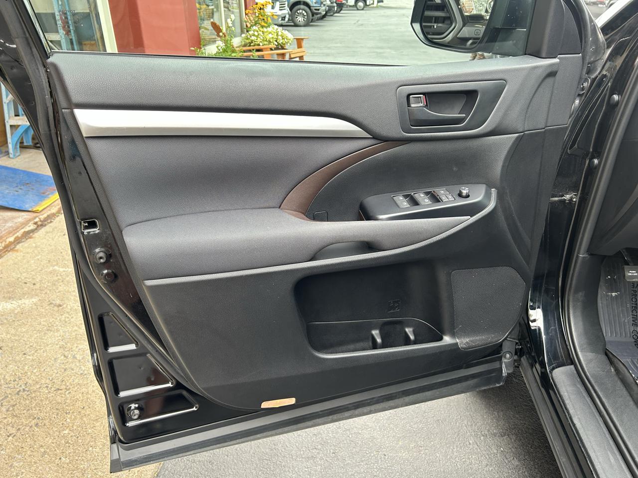 Toyota Highlander LE V6 AWD (Natl) 2019