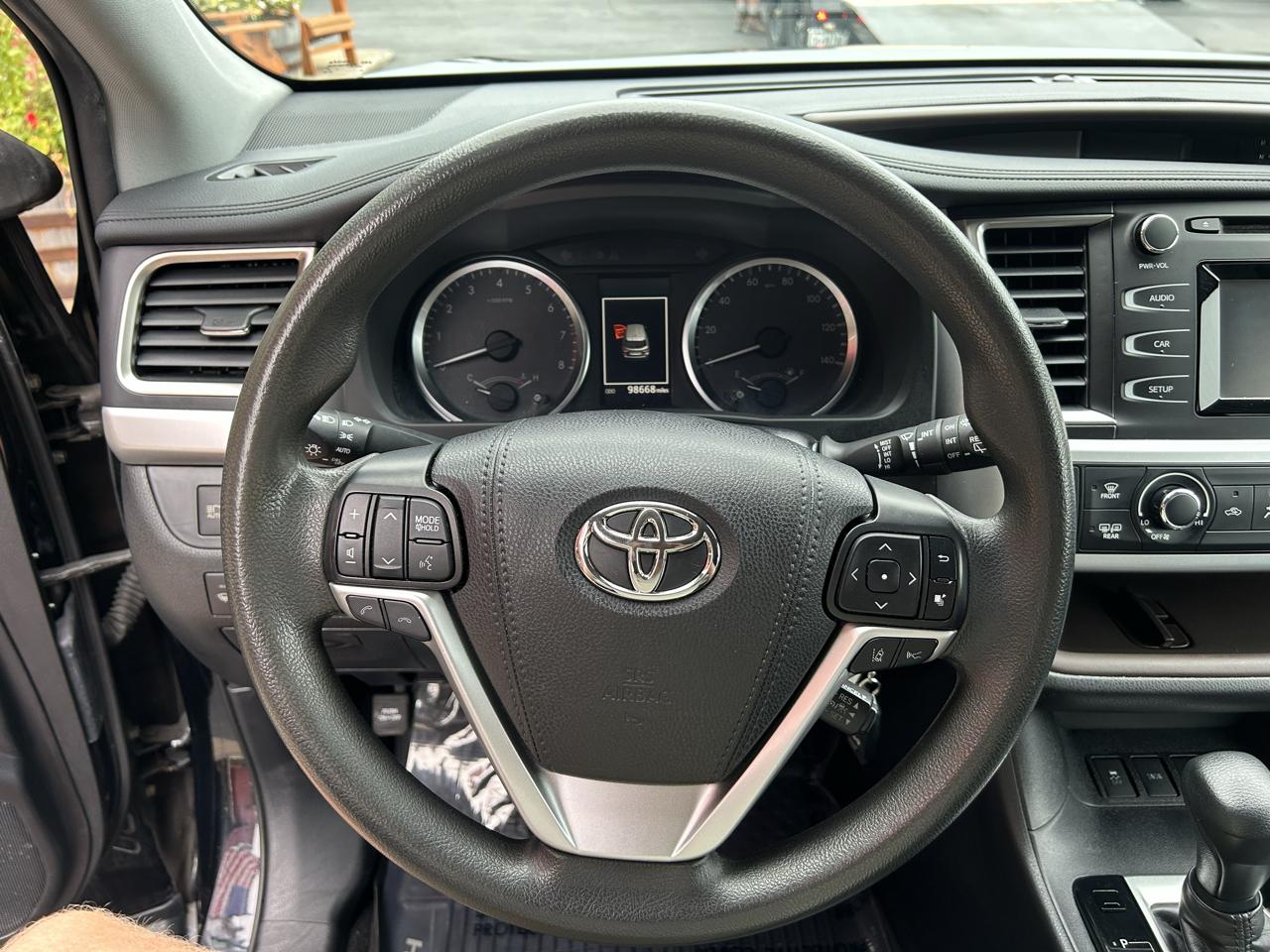 Toyota Highlander LE V6 AWD (Natl) 2019