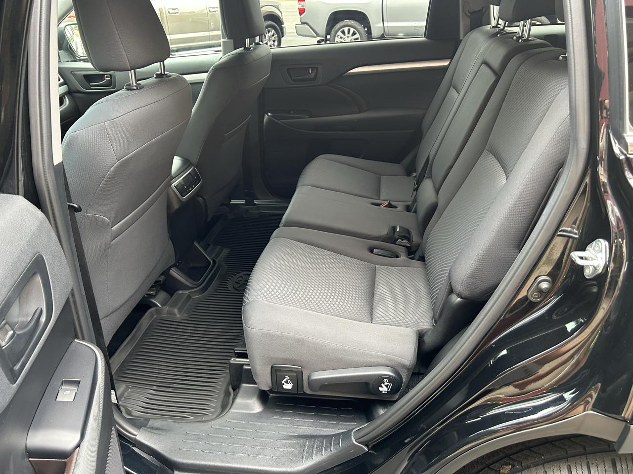 Toyota Highlander LE V6 AWD (Natl) 2019