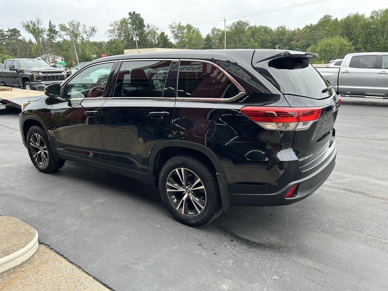 Toyota Highlander LE V6 AWD (Natl) 2019
