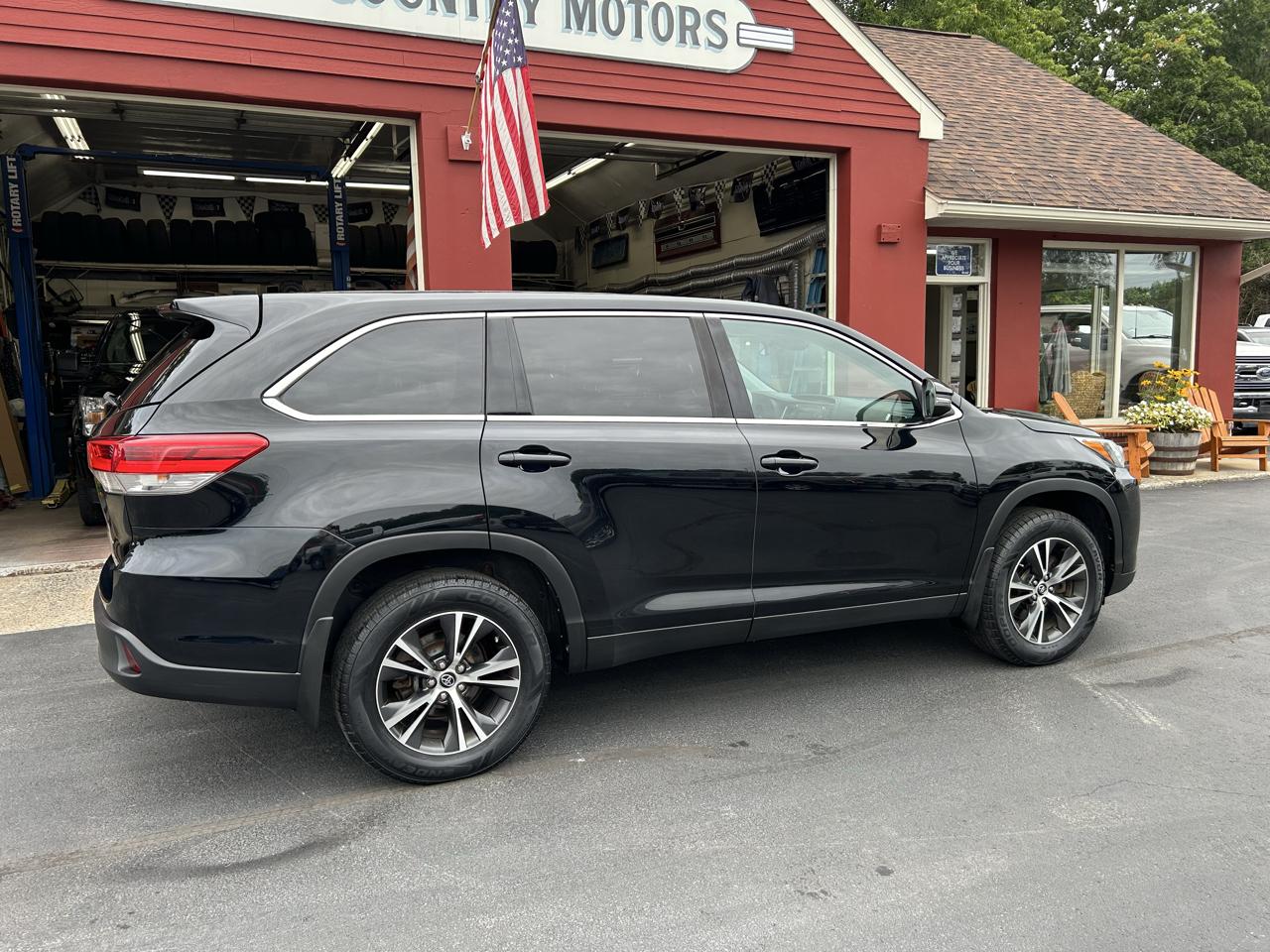 Toyota Highlander LE V6 AWD (Natl) 2019