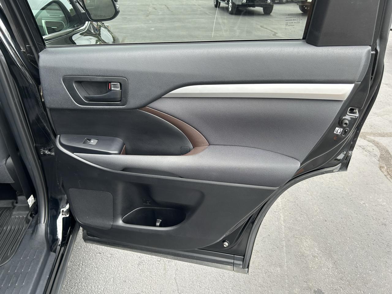 Toyota Highlander LE V6 AWD (Natl) 2019