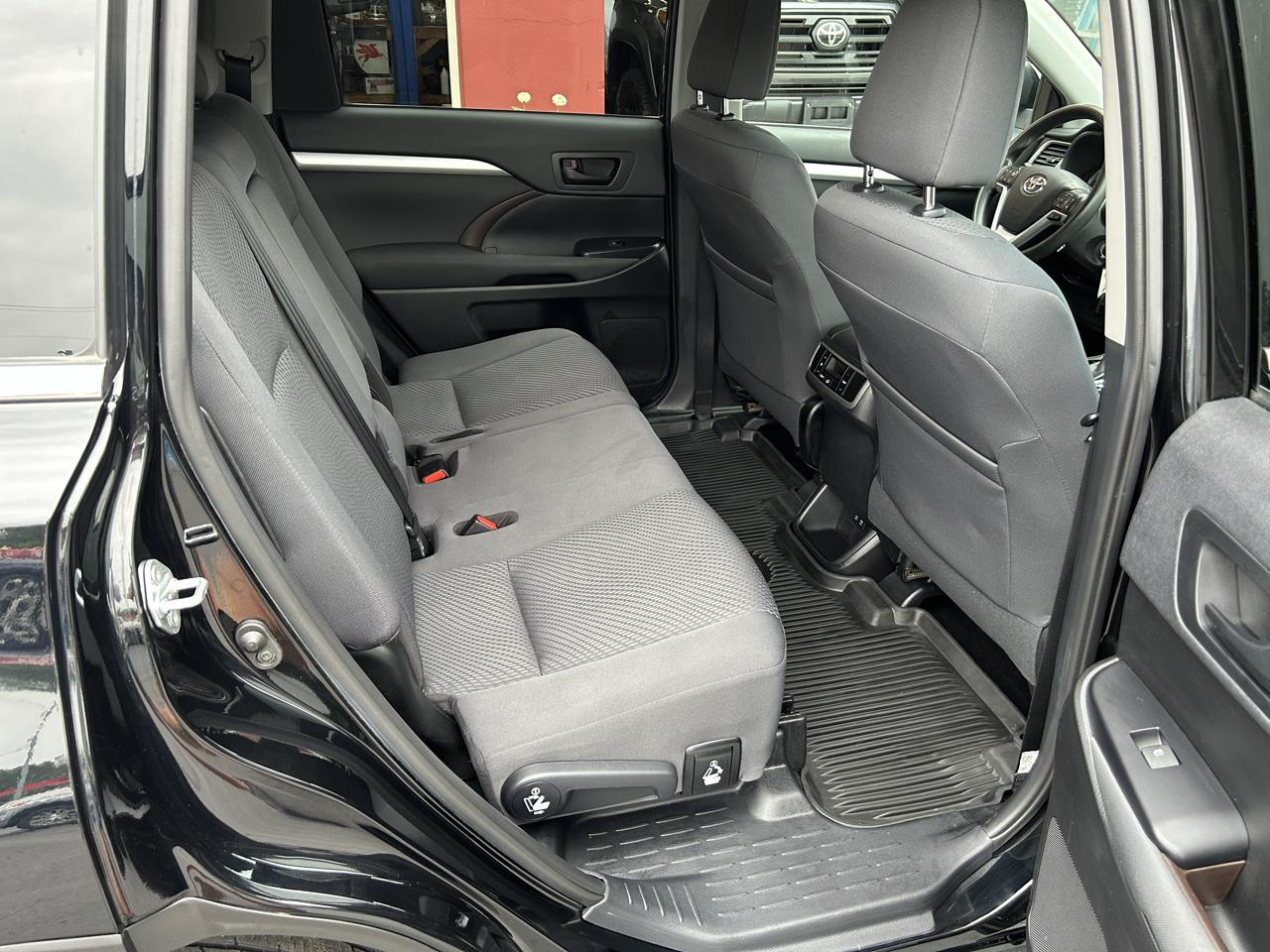 Toyota Highlander LE V6 AWD (Natl) 2019