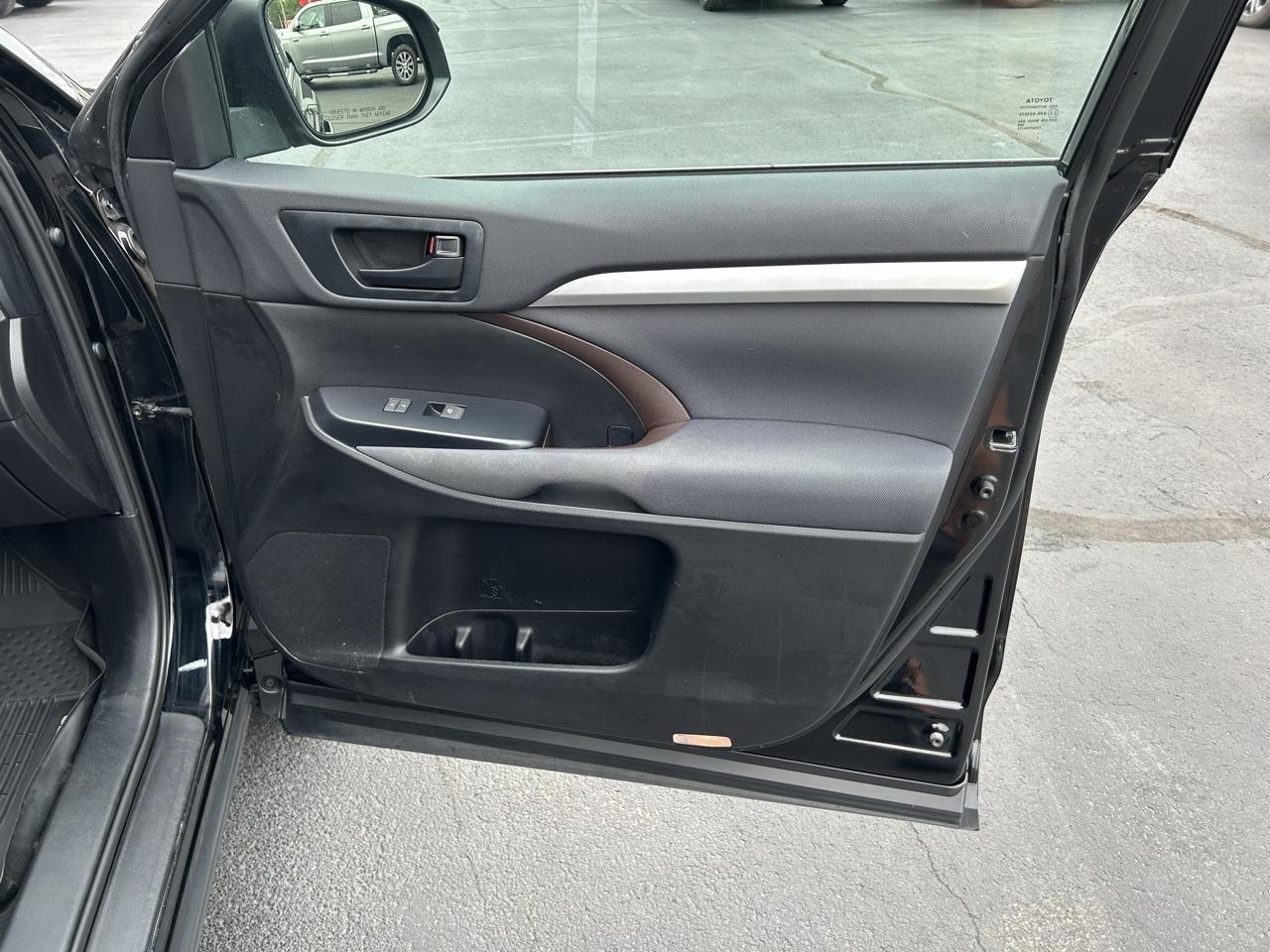 Toyota Highlander LE V6 AWD (Natl) 2019