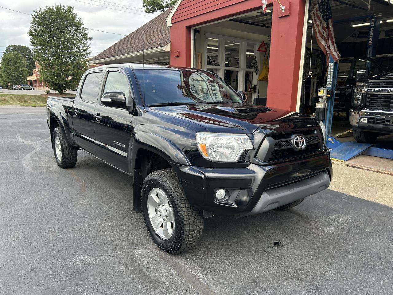 Toyota Tacoma 4WD Double Cab LB V6 AT (Natl) 2015