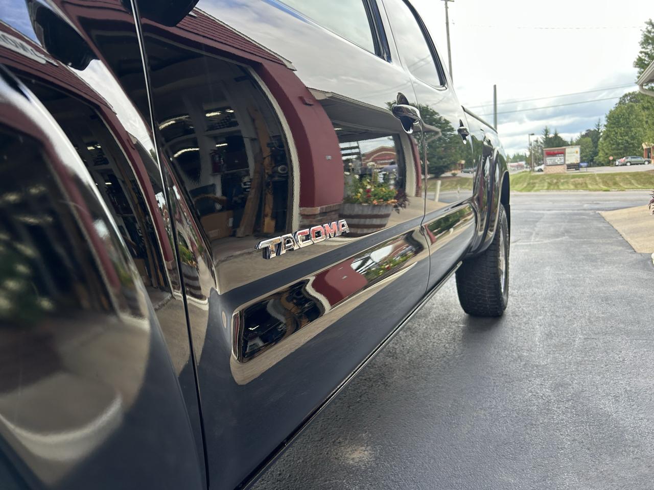 Toyota Tacoma 4WD Double Cab LB V6 AT (Natl) 2015