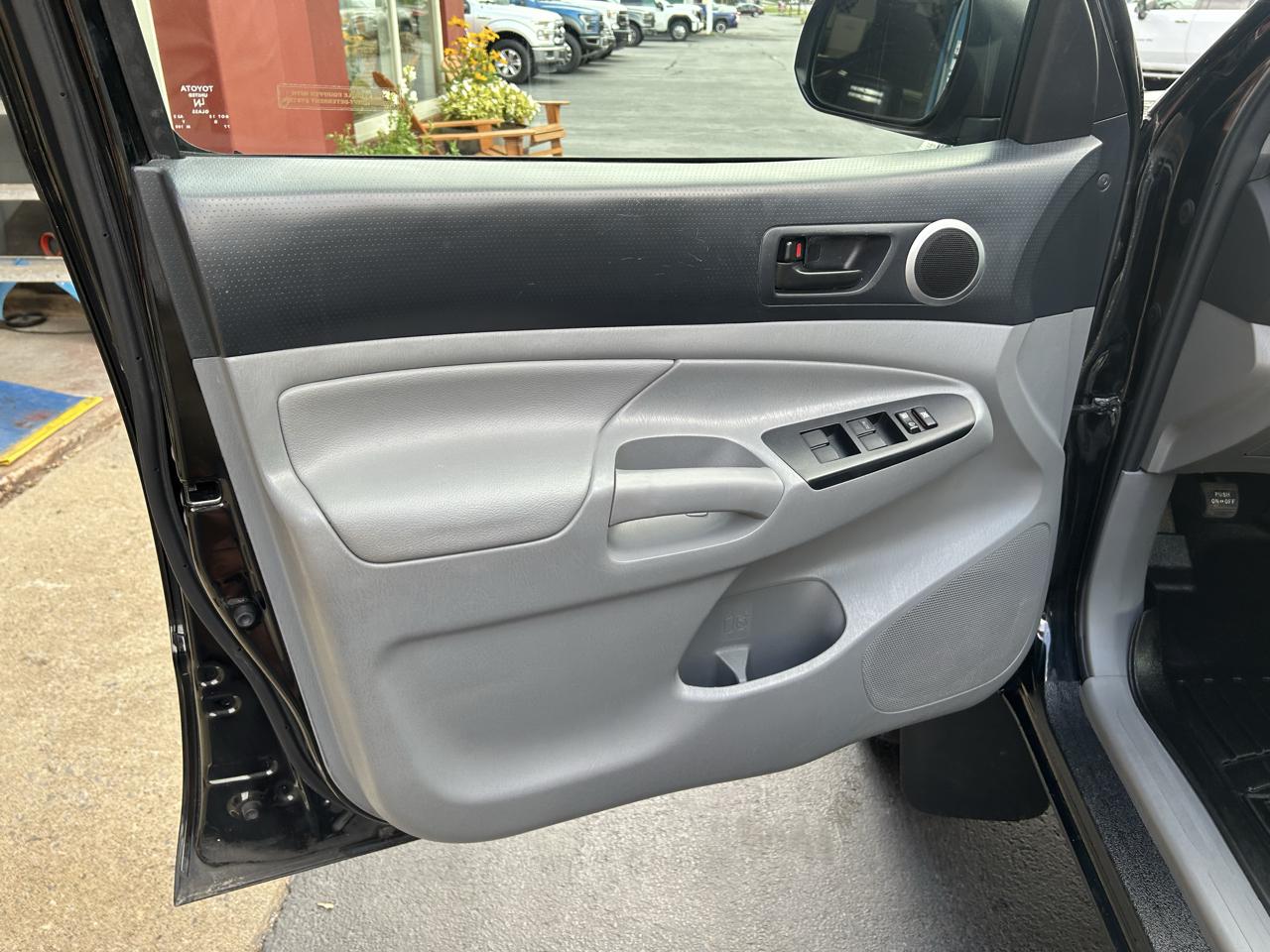 Toyota Tacoma 4WD Double Cab LB V6 AT (Natl) 2015